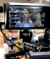 Lekkerland Mitarbeiterin steht vor der Kamera