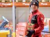 Lekkerland Lagerarbeiter transportiert Durstlöscher Getränkepackungen