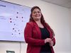 Präsentation einer Logistik Nachwuchskraft vor einer Deutschlandkarte mit Standorten