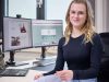 Büromitarbeiterin mit Dokumenten an einem modernen Arbeitsplatz
