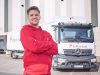 Lekkerland LKW-Fahrer in roter Arbeitskleidung vor einem Lieferfahrzeug