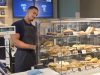 Bäckereimitarbeiter hinter der Theke