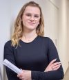 Büromitarbeiterin mit Dokumenten in einem modernen Arbeitsumfeld