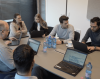 Mitarbeitende Gruppensituation am Tisch