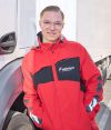 Lekkerland LKW-Fahrer in roter Arbeitskleidung lehnt an Lieferfahrzeug