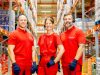 Lagerarbeiter in einer modernen Logistikhalle