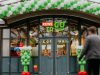 Eingang einer festlich geschmückten REWE To Go Filale
