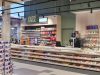 Moderne Ladenkasse mit Snack- und Tabakwarenangebot in einem Convenience-Store