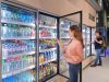 Frau im Convenience-Store
