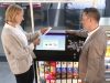 Zwei Personen am Self-Service-Terminal