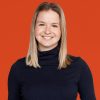 Lekkerland Mitarbeiterin vor einem orangenen Hintergrund