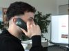 Lekkerland Mitarbeiter telefoniert am Schreibtisch