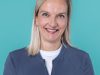 Lekkerland Mitarbeiterin aus dem Recruiting Team vor blauem Hintergrund