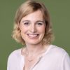 Lekkerland Mitarbeiterin aus dem Recruiting Team vor grünem Hintergrund